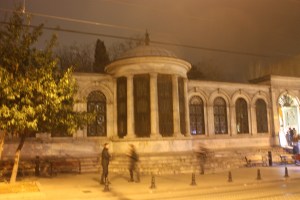 This building contains the tomb of Sultan Mehmed II. conqueror of Constantinople (Istanbul).